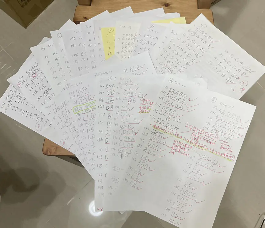 連續7年TOEIC 990 滿分的雪薇老師展示她練習時的刷題紙,勉勵學生
